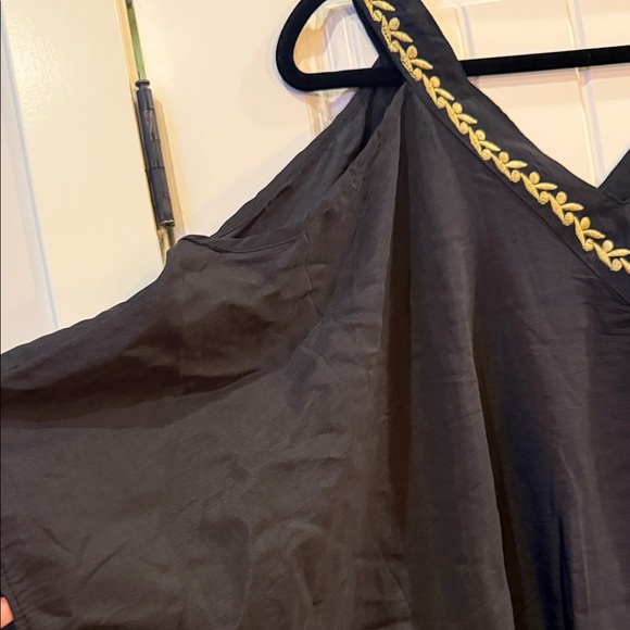 Elegant Black Dress with Gold Accents - Picture 2 of 4